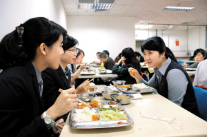 大型工廠食堂托管選擇萬(wàn)康的優(yōu)勢(shì)